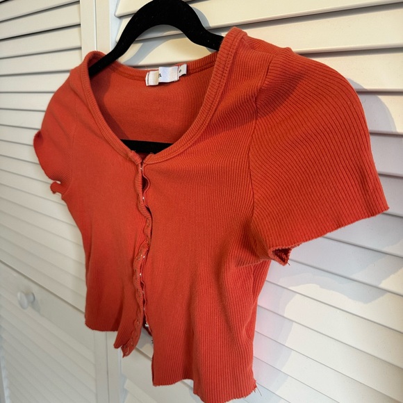 Button Down Short Sleeve Crop Top - Picture 2 of 4